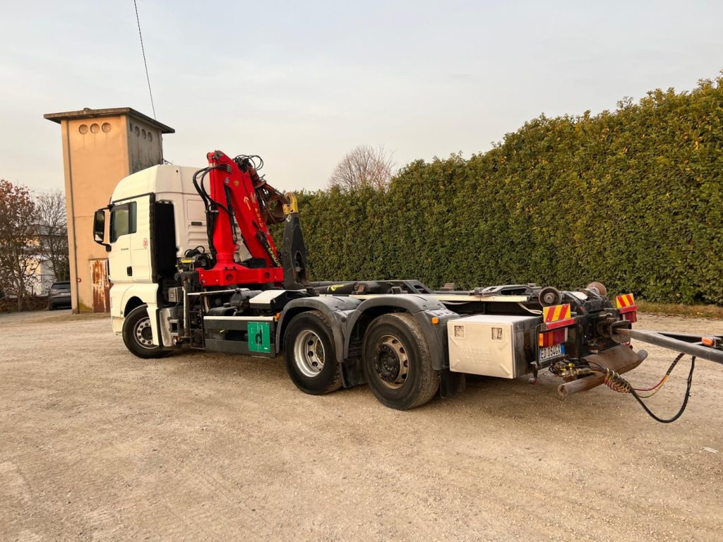 MAN TGX 26.440 SCARRABILE CON GRU - Multibasculante camión: foto 4 MAN TGX 26.440 SCARRABILE CON GRU - Multibasculante camión: foto 4
