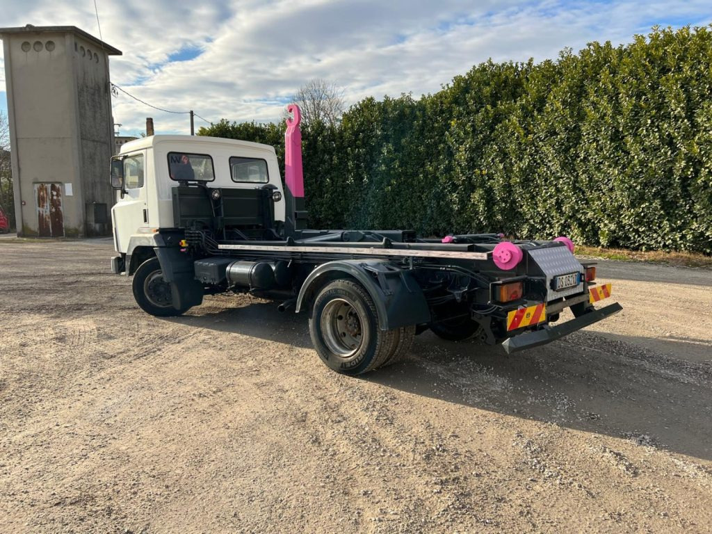 NISSAN 130/115 SCARRABILE - Multibasculante camión: foto 3 NISSAN 130/115 SCARRABILE - Multibasculante camión: foto 3