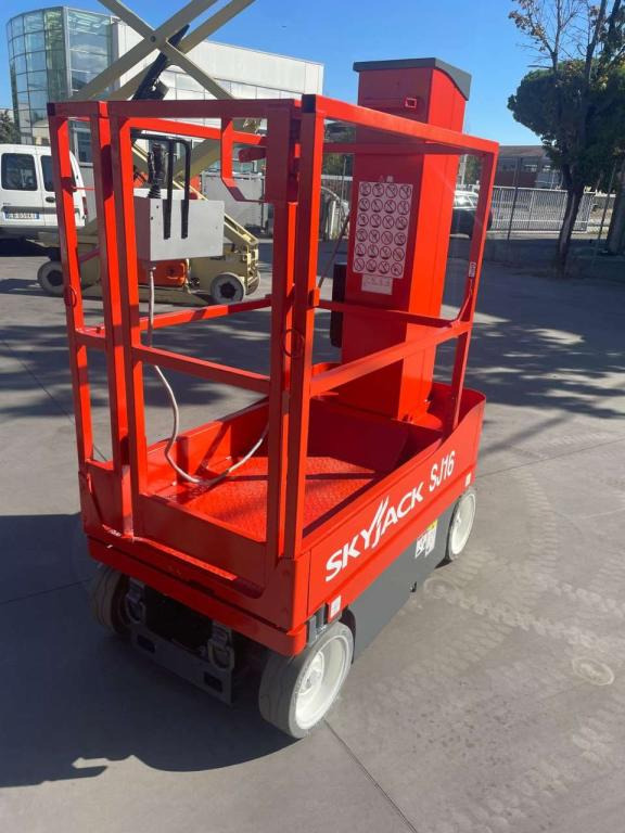 SkyJack SJ-16 - Plataforma de mástil vertical: foto 3 SkyJack SJ-16 - Plataforma de mástil vertical: foto 3