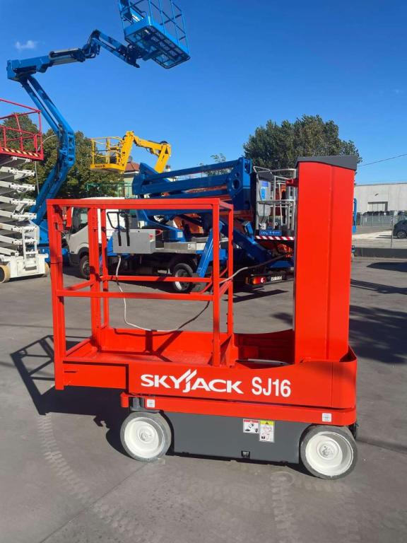 SkyJack SJ-16 - Plataforma de mástil vertical: foto 1 SkyJack SJ-16 - Plataforma de mástil vertical: foto 1