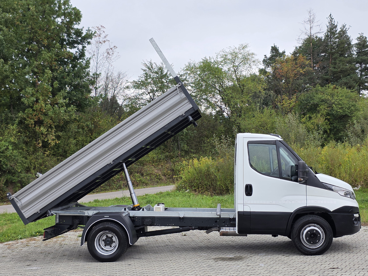 IVECO Daily 70c-17 Wywrotka 3.80 M ! Kiper 3-Stronny ! Klima ! 3.0 HPI * 170 Hp ! Super Stan ! Z Włoch ! - Volquete furgoneta: foto 3 IVECO Daily 70c-17 Wywrotka 3.80 M ! Kiper 3-Stronny ! Klima ! 3.0 HPI * 170 Hp ! Super Stan ! Z Włoch ! - Volquete furgoneta: foto 3