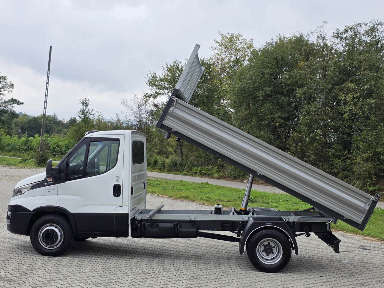 IVECO Daily 70c-17 Wywrotka 3.80 M ! Kiper 3-Stronny ! Klima ! 3.0 HPI * 170 Hp ! Super Stan ! Z Włoch ! - Volquete furgoneta: foto 4 IVECO Daily 70c-17 Wywrotka 3.80 M ! Kiper 3-Stronny ! Klima ! 3.0 HPI * 170 Hp ! Super Stan ! Z Włoch ! - Volquete furgoneta: foto 4