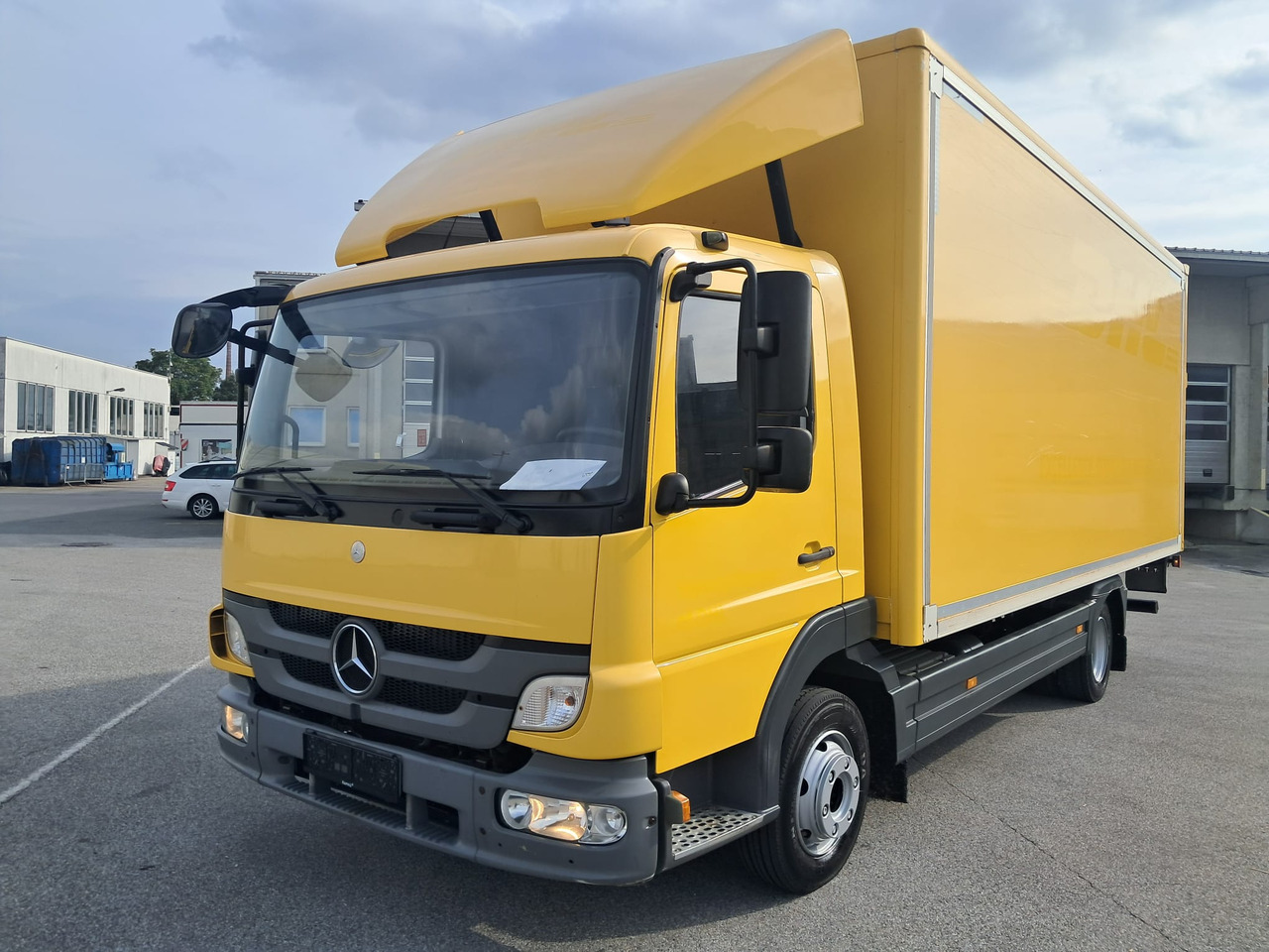 MERCEDES-BENZ ATEGO 8 16 Koffer mit LBW | Schalter | EZ 2013 - Camión caja cerrada: foto 1 MERCEDES-BENZ ATEGO 8 16 Koffer mit LBW | Schalter | EZ 2013 - Camión caja cerrada: foto 1