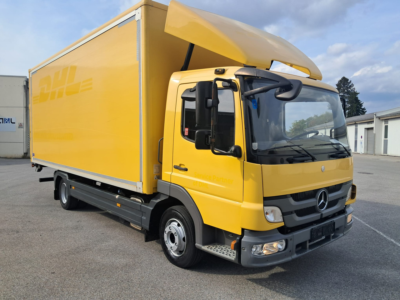 MERCEDES-BENZ ATEGO 8 16 Koffer mit LBW | Schalter | EZ 2013 - Camión caja cerrada: foto 2 MERCEDES-BENZ ATEGO 8 16 Koffer mit LBW | Schalter | EZ 2013 - Camión caja cerrada: foto 2