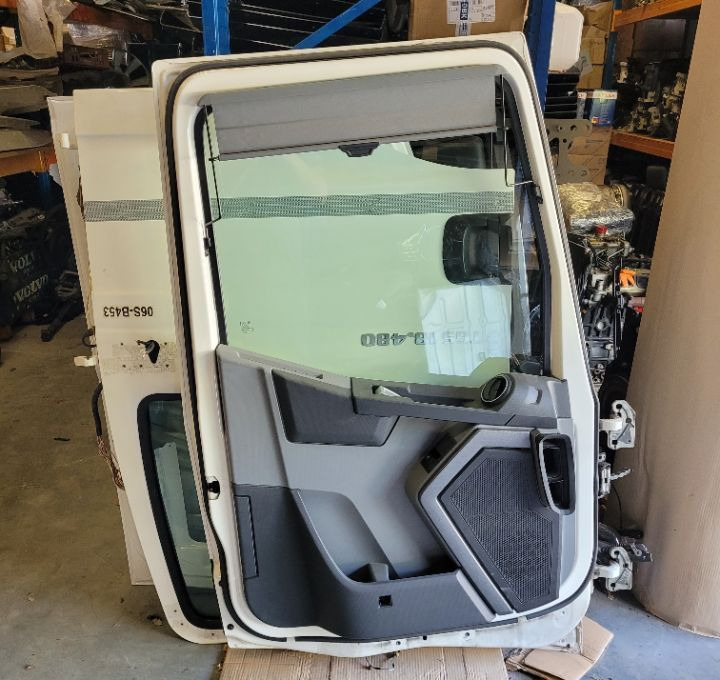 DRZWI LEWE RENAULT RANGE T GAMA - Puerta y piezas para Camión: foto 4 DRZWI LEWE RENAULT RANGE T GAMA - Puerta y piezas para Camión: foto 4