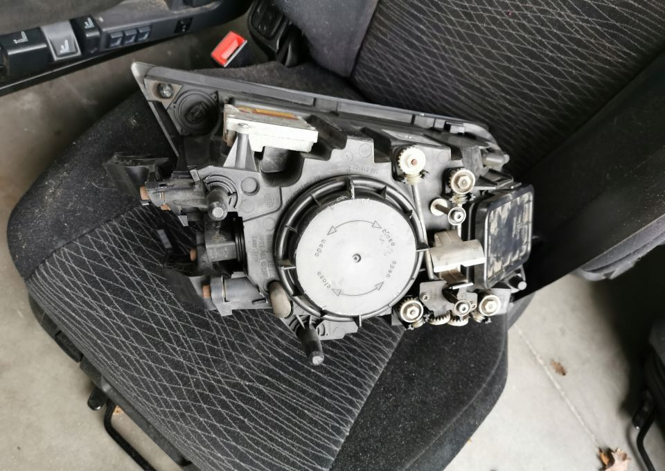 LAMPA XENON VOLVO FH 13 ORYGINAŁ PRAWA - Faro delantero para Camión: foto 2 LAMPA XENON VOLVO FH 13 ORYGINAŁ PRAWA - Faro delantero para Camión: foto 2