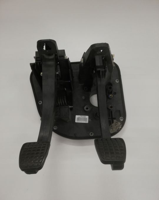MOCOWANIE PODSTAWA PEDAŁÓW IVECO DAILY 5801482032 - Pedal para Vehículo comercial ligero: foto 1 MOCOWANIE PODSTAWA PEDAŁÓW IVECO DAILY 5801482032 - Pedal para Vehículo comercial ligero: foto 1