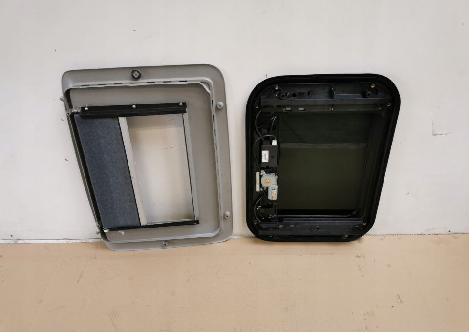 SZYBERDACH VOLVO FH 12 13 ORYGINAŁ 20379286 - Carrocería y exterior para Camión: foto 2 SZYBERDACH VOLVO FH 12 13 ORYGINAŁ 20379286 - Carrocería y exterior para Camión: foto 2