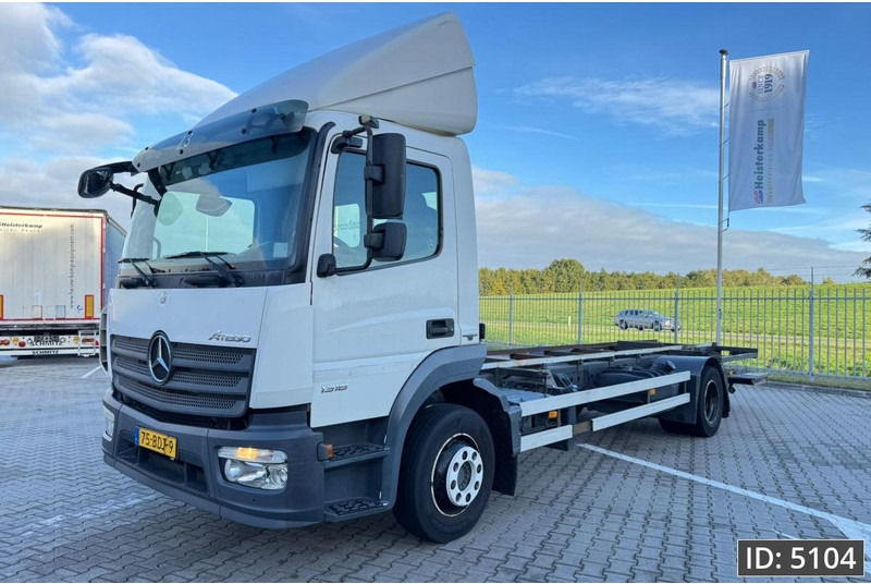 Mercedes-Benz Atego 1318 Day Cab, Euro 6, / BDF / DHOLLANDIA 2000KG - Portacontenedore/ Intercambiable camión: foto 1 Mercedes-Benz Atego 1318 Day Cab, Euro 6, / BDF / DHOLLANDIA 2000KG - Portacontenedore/ Intercambiable camión: foto 1