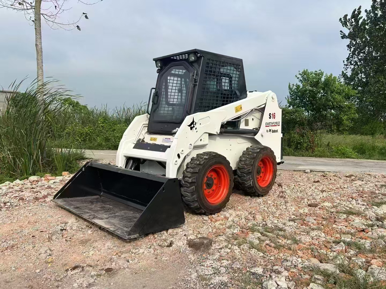 BOBCAT Skid Steer Loader S16 - Minicargadora: foto 2 BOBCAT Skid Steer Loader S16 - Minicargadora: foto 2