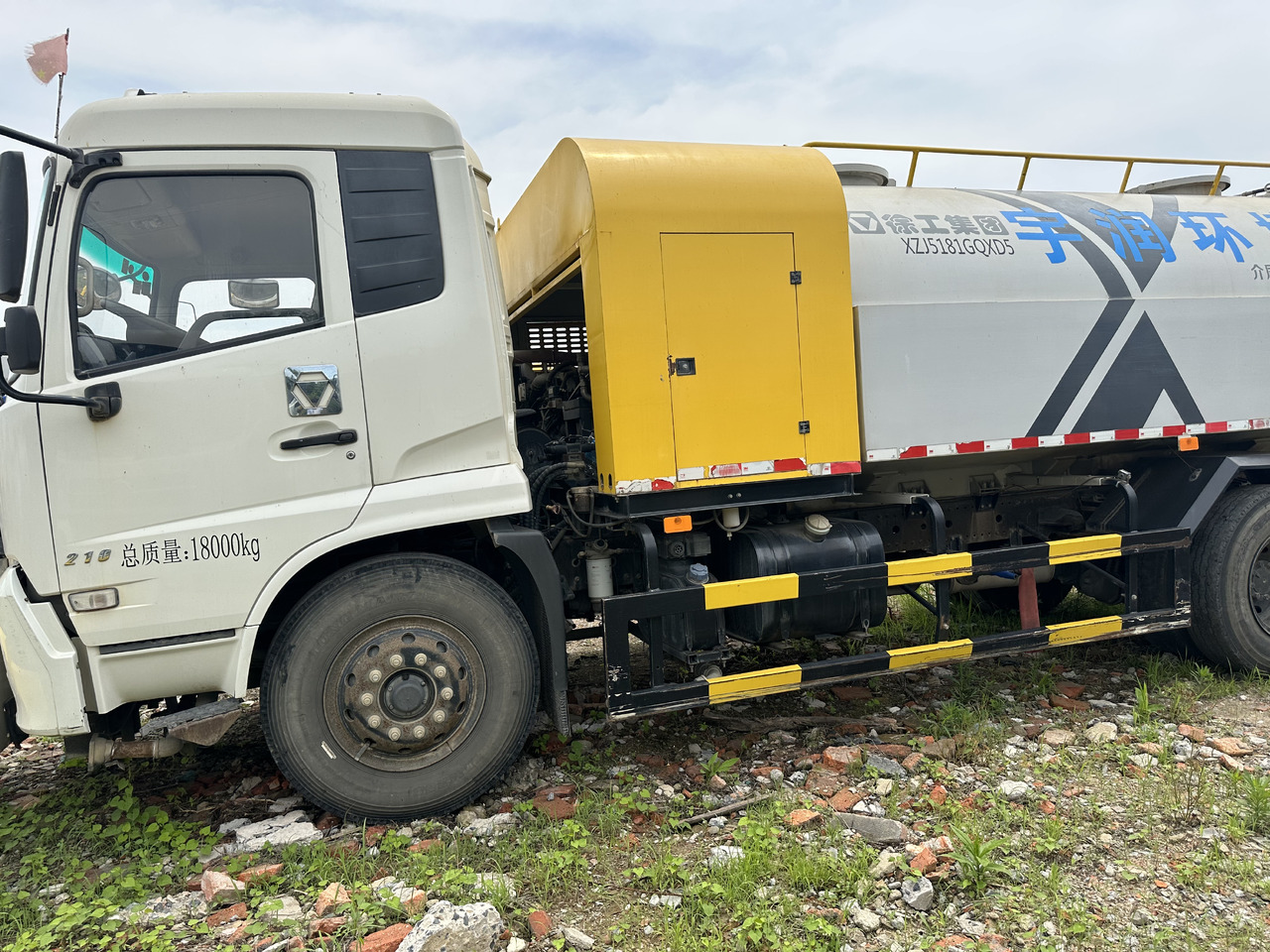 Dongfeng Large Vacuum Suction Truck - Limpieza de alcantarillado: foto 4 Dongfeng Large Vacuum Suction Truck - Limpieza de alcantarillado: foto 4