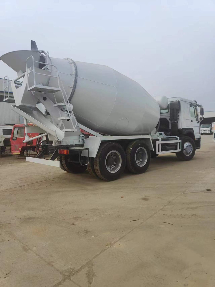 HOWO 375 Cement Mixer Truck 6*4 - Camión hormigonera: foto 5 HOWO 375 Cement Mixer Truck 6*4 - Camión hormigonera: foto 5