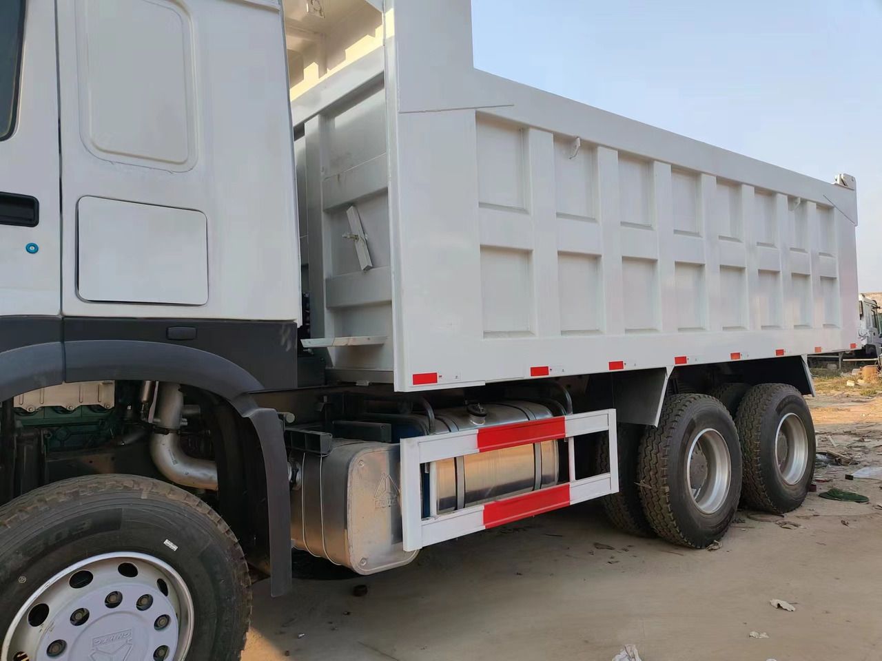 HOWO 375Dump Truck Right-Hand Drive - Volquete camión: foto 4 HOWO 375Dump Truck Right-Hand Drive - Volquete camión: foto 4