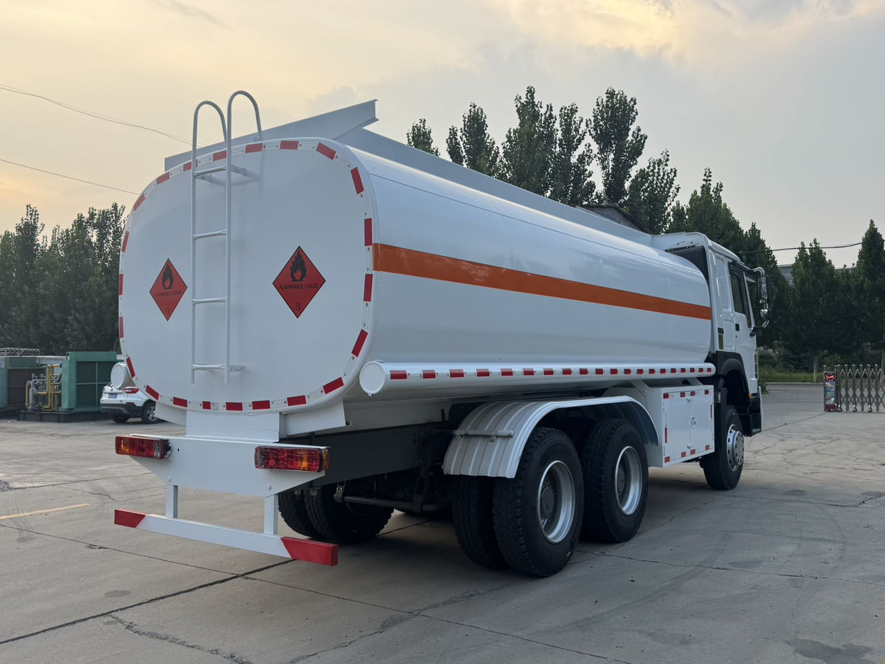 SINOTRUK Howo Fuel Tanker Click Here For DISCOUNT - Cisterna camión: foto 5 SINOTRUK Howo Fuel Tanker Click Here For DISCOUNT - Cisterna camión: foto 5