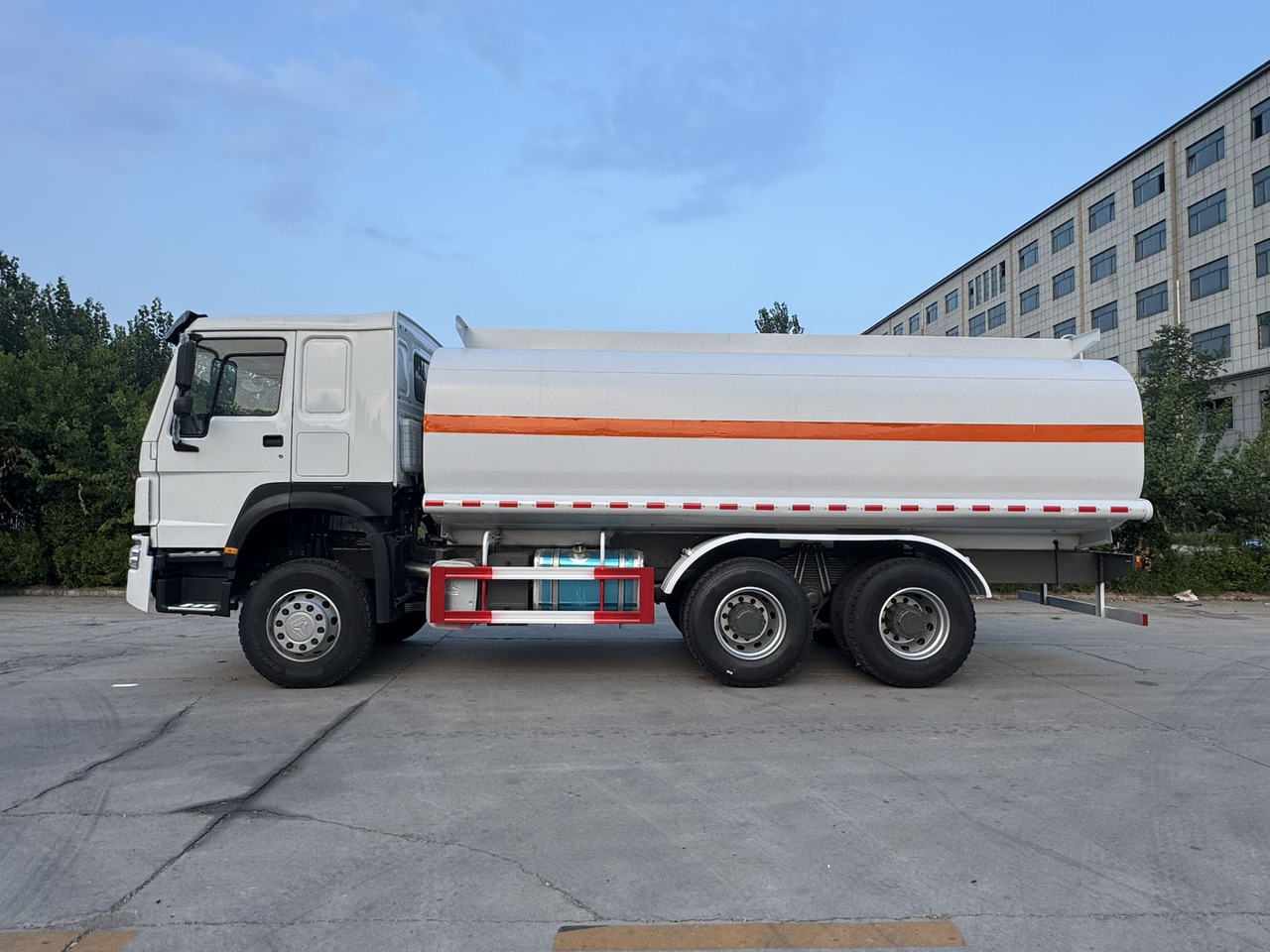 SINOTRUK Howo Fuel Tanker Click Here For DISCOUNT - Cisterna camión: foto 3 SINOTRUK Howo Fuel Tanker Click Here For DISCOUNT - Cisterna camión: foto 3