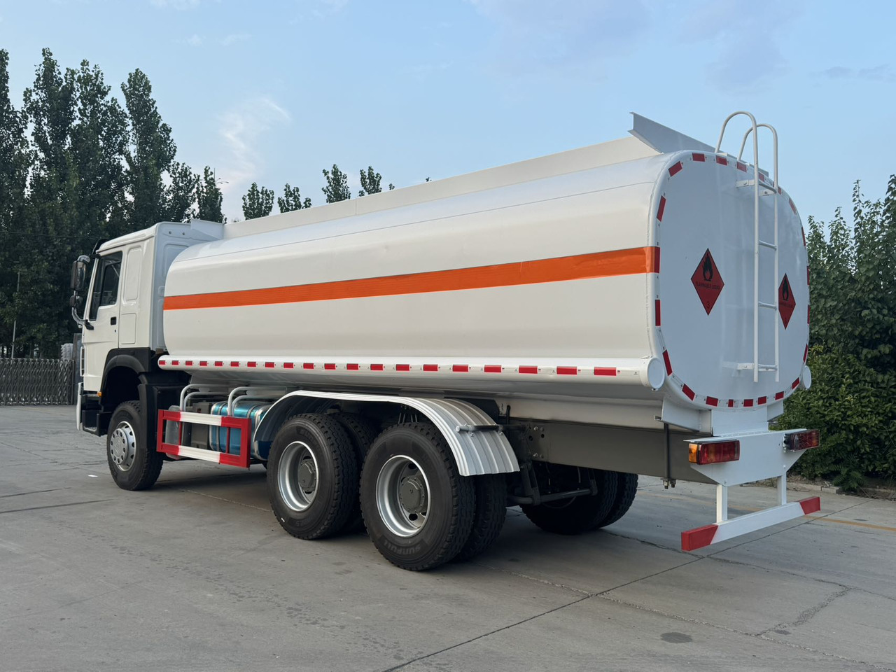 SINOTRUK Howo Fuel Tanker Click Here For DISCOUNT - Cisterna camión: foto 2 SINOTRUK Howo Fuel Tanker Click Here For DISCOUNT - Cisterna camión: foto 2