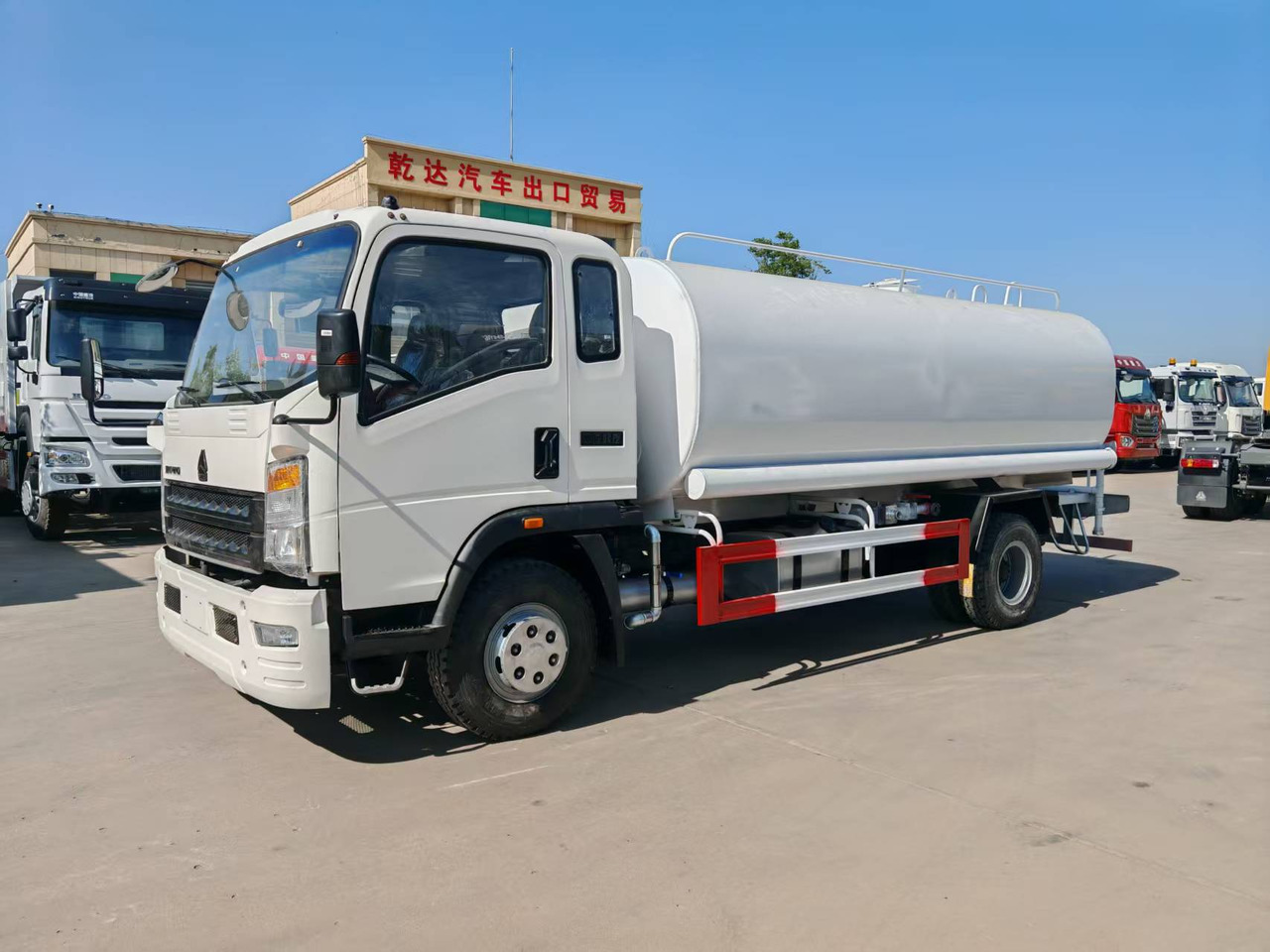 SINOTRUK Howo Water Tanker Click Here For DISCOUNT - Cisterna camión: foto 2 SINOTRUK Howo Water Tanker Click Here For DISCOUNT - Cisterna camión: foto 2