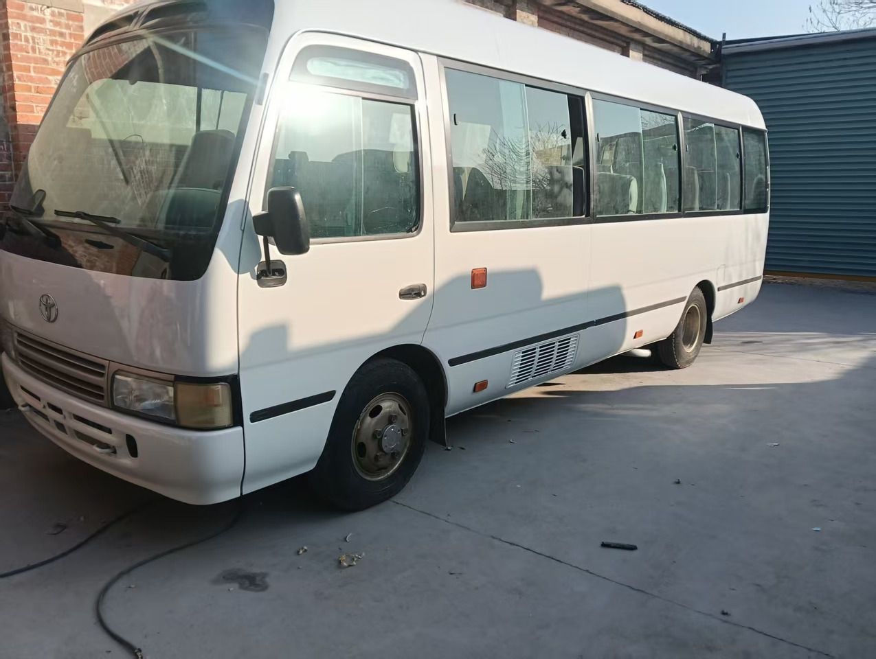 TOYOTA Coach Mini Bus White Click for Discount - Autocar: foto 2 TOYOTA Coach Mini Bus White Click for Discount - Autocar: foto 2