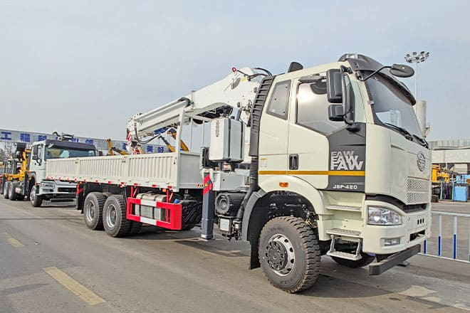 FAW FAW Truck Mounted Crane with Hydraulic Boom for Sale in Kuwait - Camión grúa: foto 1 FAW FAW Truck Mounted Crane with Hydraulic Boom for Sale in Kuwait - Camión grúa: foto 1