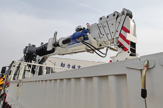 FAW FAW Truck Mounted Crane with Hydraulic Boom for Sale in Kuwait - Camión grúa: foto 2 FAW FAW Truck Mounted Crane with Hydraulic Boom for Sale in Kuwait - Camión grúa: foto 2