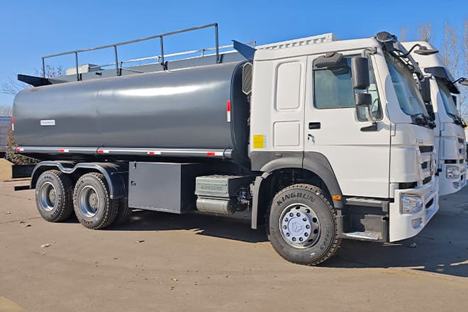 SINOTRUK 2025 New Howo Oil Tanker Trucks for Sale in Congo - Cisterna camión: foto 2 SINOTRUK 2025 New Howo Oil Tanker Trucks for Sale in Congo - Cisterna camión: foto 2