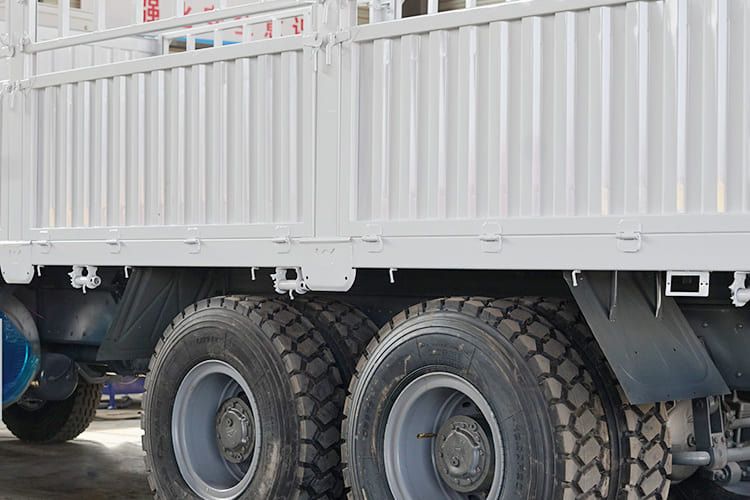 SINOTRUK HOWO 6x4 Side Wall Lorry Cargo Truck - Camión caja cerrada: foto 4 SINOTRUK HOWO 6x4 Side Wall Lorry Cargo Truck - Camión caja cerrada: foto 4