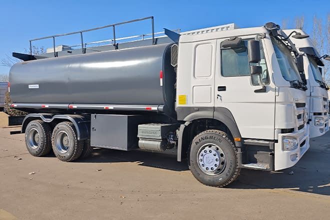 SINOTRUK New Howo Oil Tanker Trucks for Sale in Congo - Cisterna camión: foto 2 SINOTRUK New Howo Oil Tanker Trucks for Sale in Congo - Cisterna camión: foto 2
