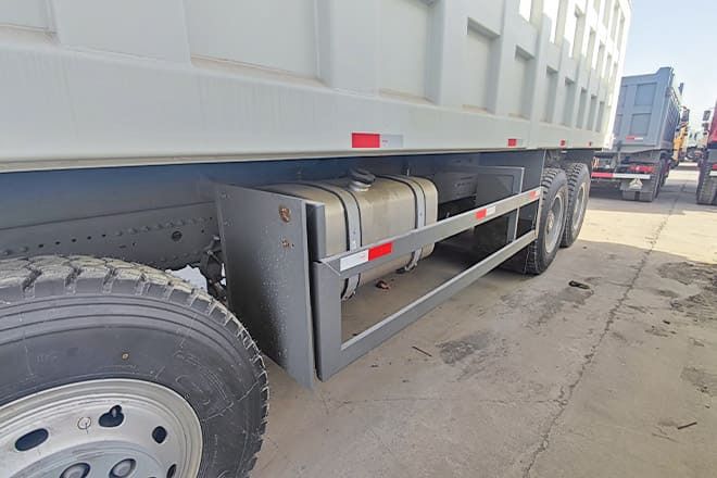 SINOTRUK Sino Howo 8x4 Dump truck for Sale in Senegal - Volquete camión: foto 5 SINOTRUK Sino Howo 8x4 Dump truck for Sale in Senegal - Volquete camión: foto 5