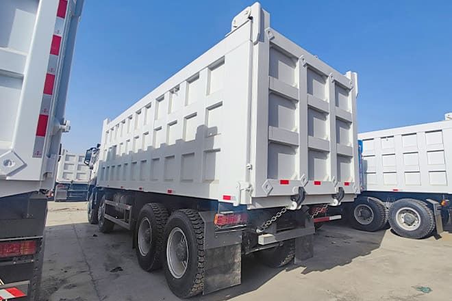 SINOTRUK Sino Howo 8x4 Dump truck for Sale in Senegal - Volquete camión: foto 3 SINOTRUK Sino Howo 8x4 Dump truck for Sale in Senegal - Volquete camión: foto 3