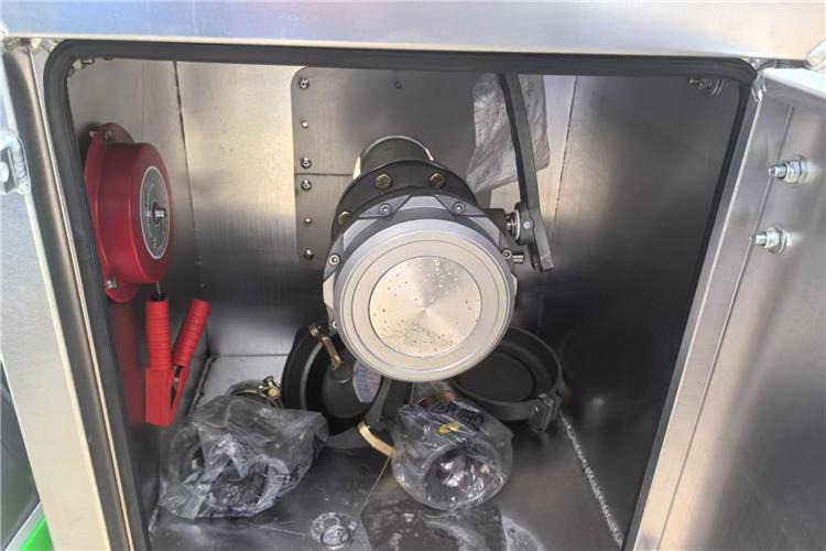 TITAN 3 Axle 45000 Liters Aluminum Tanker Trailer with Air Suspension - Cisterna semirremolque: foto 4 TITAN 3 Axle 45000 Liters Aluminum Tanker Trailer with Air Suspension - Cisterna semirremolque: foto 4