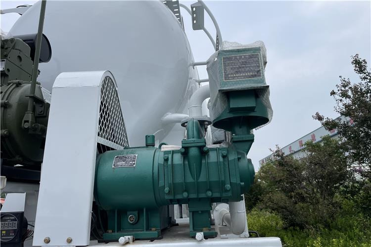 TITAN 3 Axle Dry Bulker Cement Tanker Trailer for Sale In Saudi Arabia - Semirremolque silo: foto 3 TITAN 3 Axle Dry Bulker Cement Tanker Trailer for Sale In Saudi Arabia - Semirremolque silo: foto 3