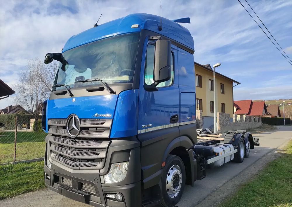 Mercedes-Benz ACTROS 2642 low deck ramo do zabudowy - Chasis camión: foto 1 Mercedes-Benz ACTROS 2642 low deck ramo do zabudowy - Chasis camión: foto 1