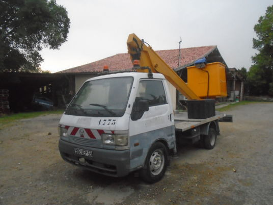 Mazda bongo - Camión con plataforma elevadora: foto 1 Mazda bongo - Camión con plataforma elevadora: foto 1