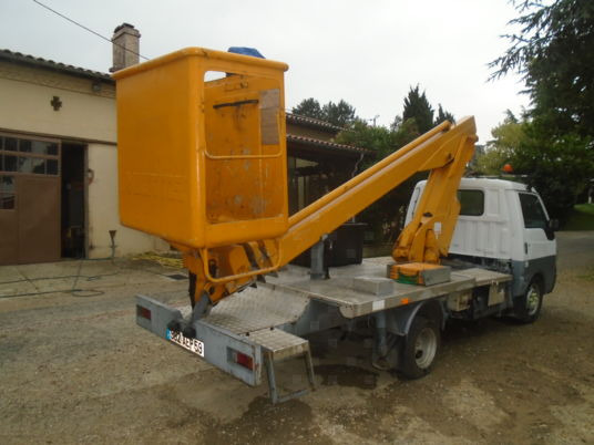 Mazda bongo - Camión con plataforma elevadora: foto 4 Mazda bongo - Camión con plataforma elevadora: foto 4