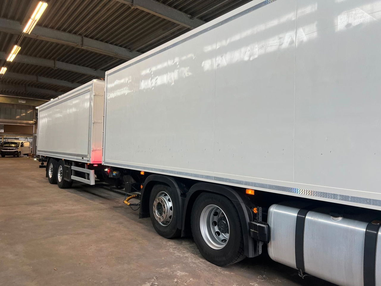 Mercedes-Benz Actros 2543 Komplettzug Voll-Luft - Lange Koffer - Camión caja cerrada: foto 2 Mercedes-Benz Actros 2543 Komplettzug Voll-Luft - Lange Koffer - Camión caja cerrada: foto 2