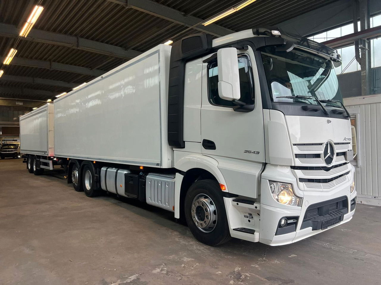 Mercedes-Benz Actros 2543 Komplettzug Voll-Luft - Lange Koffer - Camión caja cerrada: foto 1 Mercedes-Benz Actros 2543 Komplettzug Voll-Luft - Lange Koffer - Camión caja cerrada: foto 1