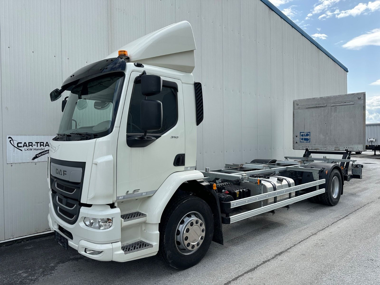 DAF LF 310 8G LBW Bär2T 3J-Garatnie DAF LF 310 8G LBW Bär2T 3J-Garatnie - Portacontenedore/ Intercambiable camión: foto 1 DAF LF 310 8G LBW Bär2T 3J-Garatnie DAF LF 310 8G LBW Bär2T 3J-Garatnie - Portacontenedore/ Intercambiable camión: foto 1