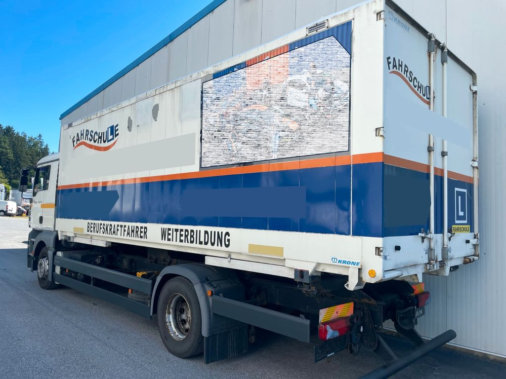 MAN TGA 18.350 Schalter FAHRSCHULE Driving Shool - Camión caja cerrada: foto 4 MAN TGA 18.350 Schalter FAHRSCHULE Driving Shool - Camión caja cerrada: foto 4