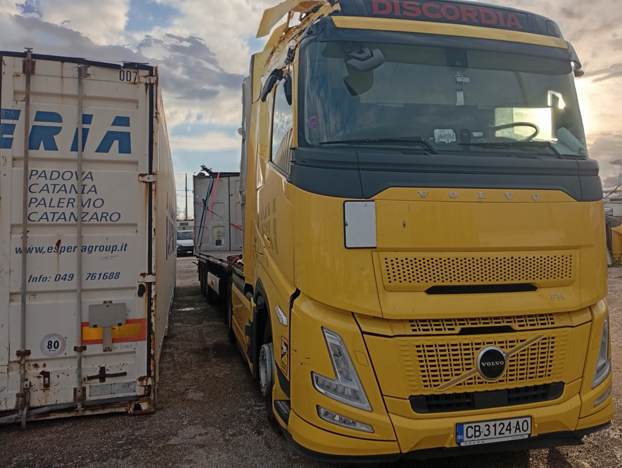 VOLVO FH 460 Aero, Damaged, Located in Bari,Italy - Cabeza tractora: foto 1 VOLVO FH 460 Aero, Damaged, Located in Bari,Italy - Cabeza tractora: foto 1