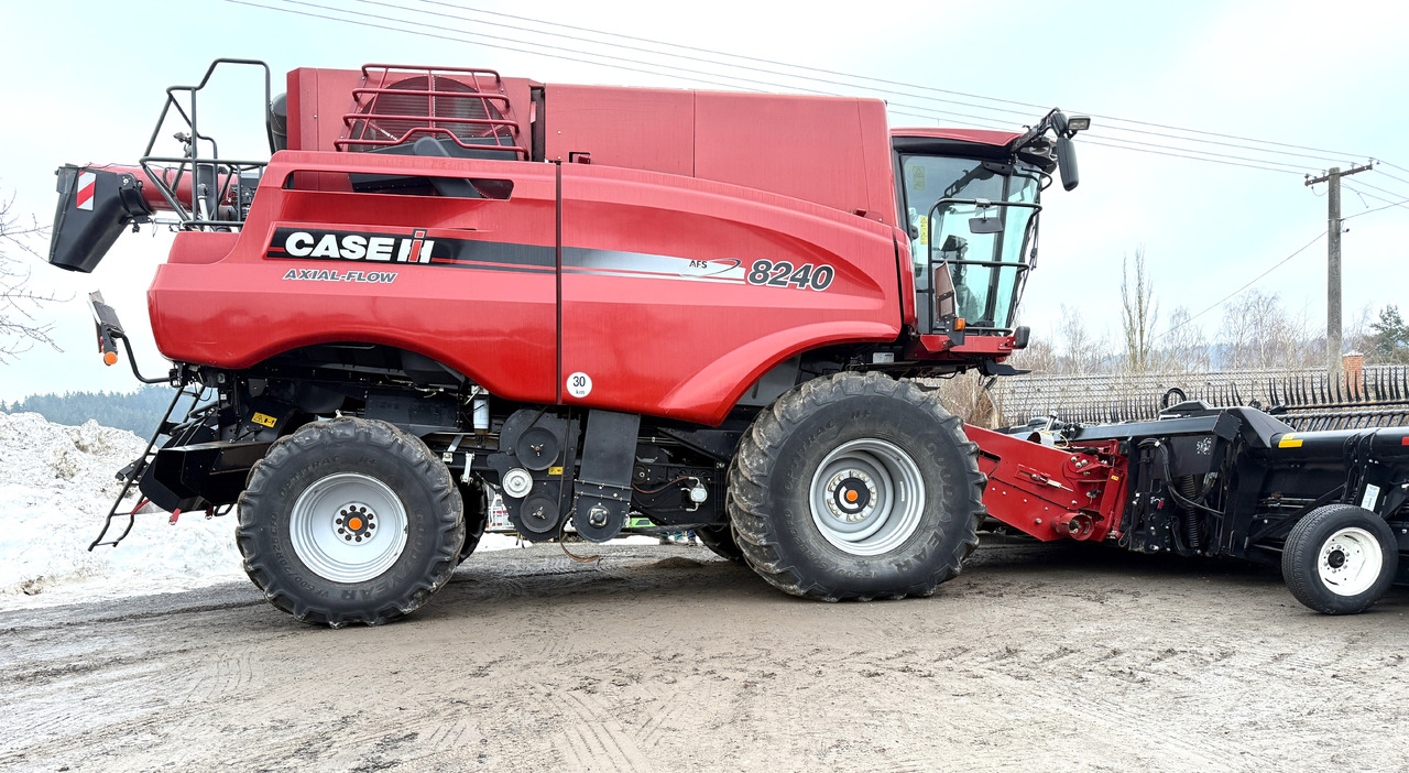 CASE IH 8240 AFS - 2018 ROK + MACDON FD 135 - 2018 ROK - Cosechadora de granos: foto 2 CASE IH 8240 AFS - 2018 ROK + MACDON FD 135 - 2018 ROK - Cosechadora de granos: foto 2