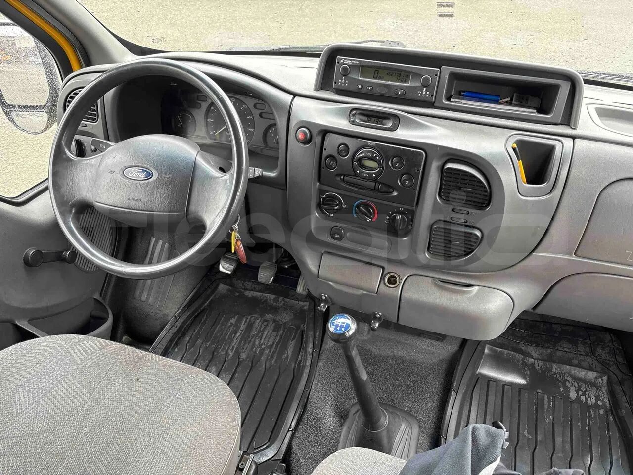 Autobús suburbano Ford Transit: foto 20 Autobús suburbano Ford Transit: foto 20