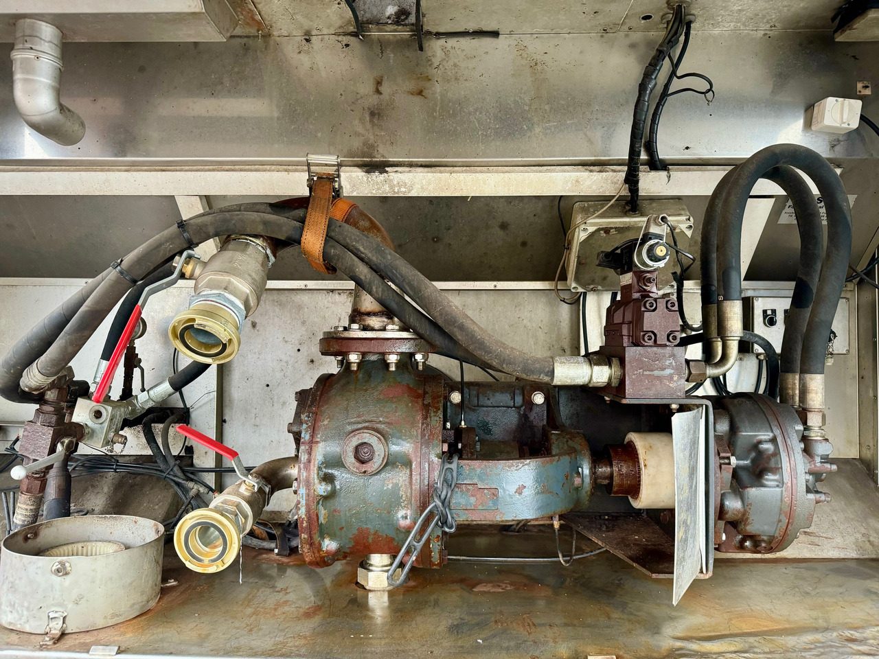 MAN TGS 35.480 8X4-2 TRIDEM Wasser-Tank - Cisterna camión: foto 4 MAN TGS 35.480 8X4-2 TRIDEM Wasser-Tank - Cisterna camión: foto 4