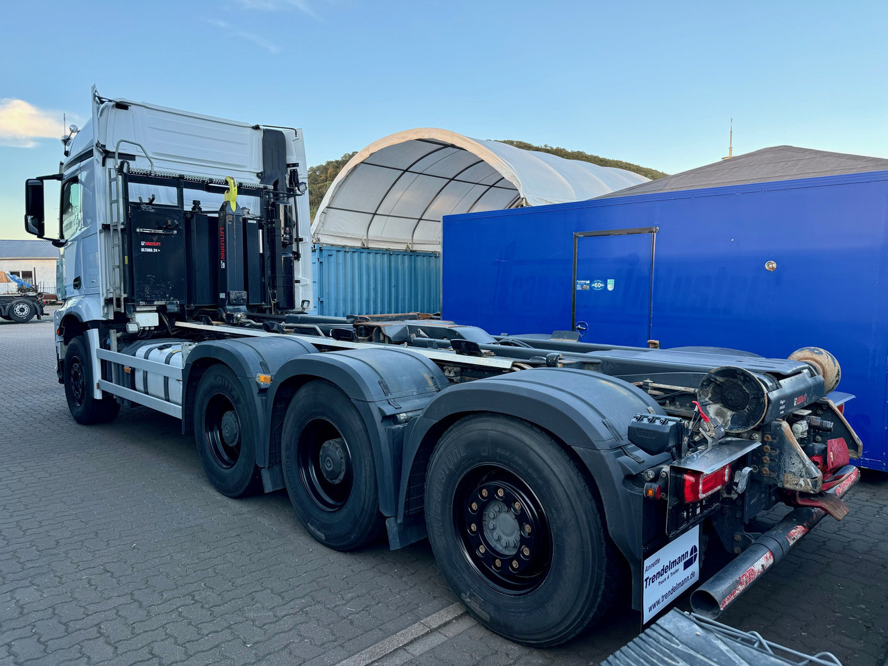 Multibasculante camión para transporte de contenedores MERCEDES-BENZ Arocs 3553 4 Achsen Tridem: foto 9 Multibasculante camión para transporte de contenedores MERCEDES-BENZ Arocs 3553 4 Achsen Tridem: foto 9