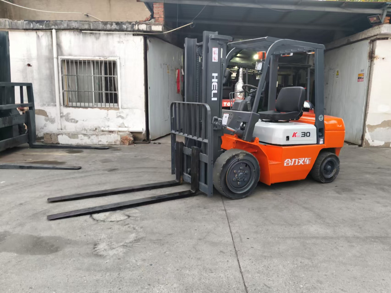HELI k30 used diesel forklift Customizable mast clamps - Carretilla elevadora diésel: foto 2 HELI k30 used diesel forklift Customizable mast clamps - Carretilla elevadora diésel: foto 2
