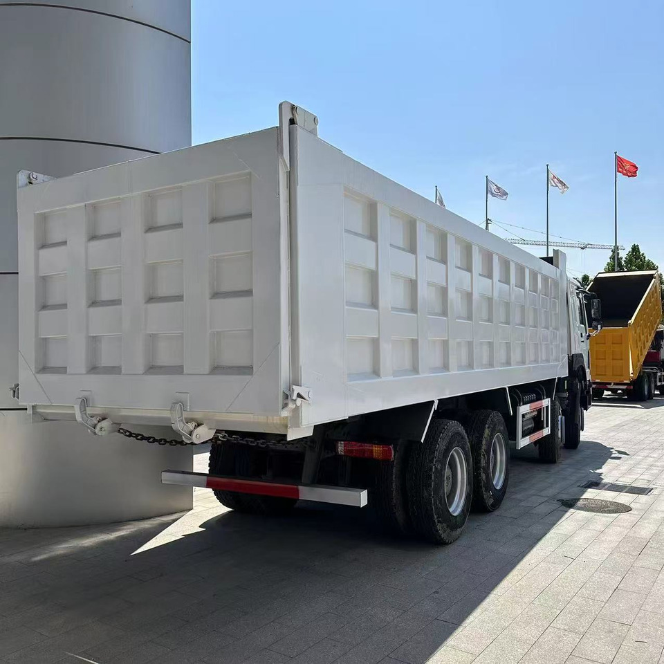 SINOTRUK howo 371 8x4 dump truck - Volquete camión: foto 2 SINOTRUK howo 371 8x4 dump truck - Volquete camión: foto 2