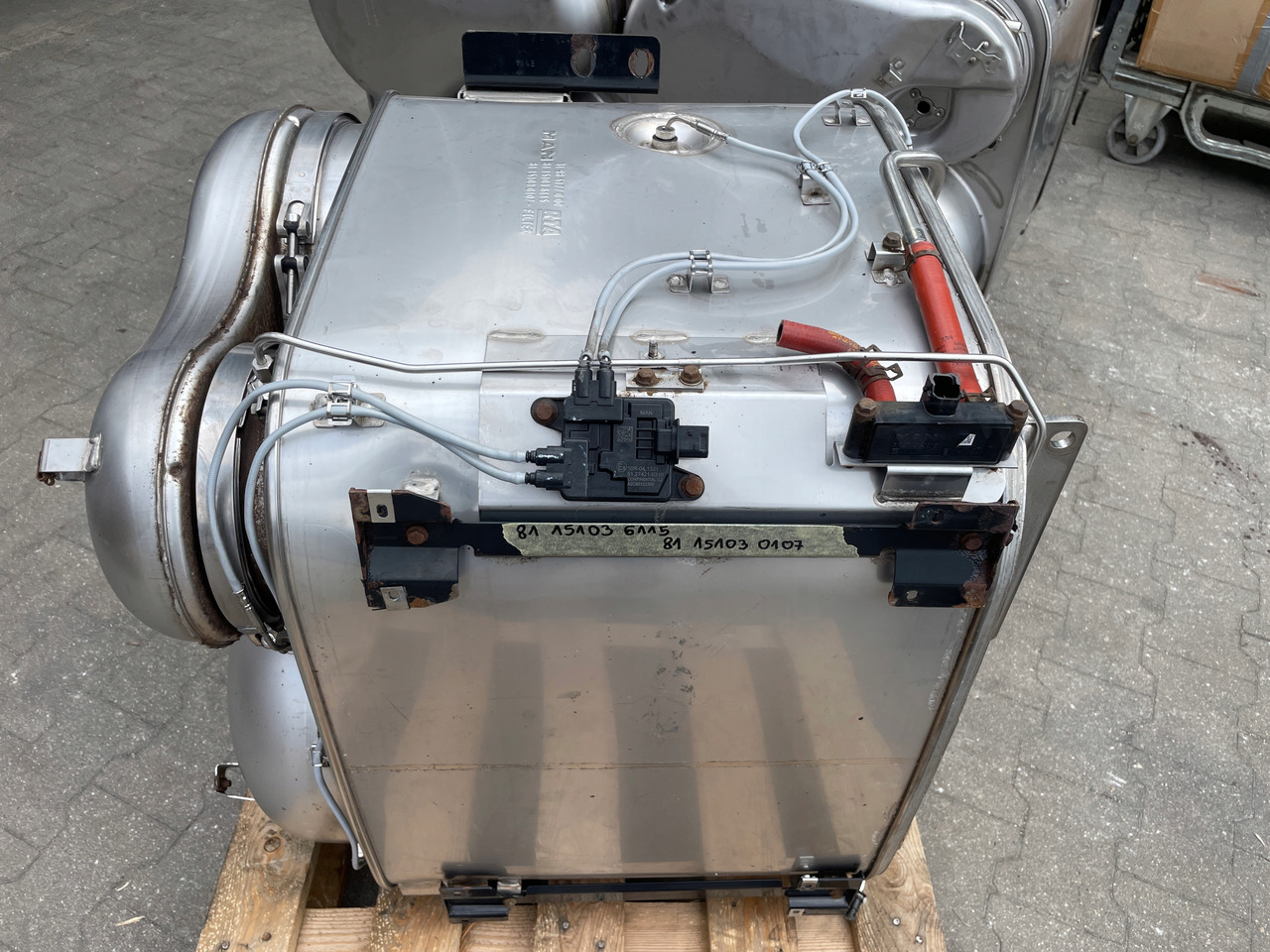 KATALIZATOR MAN TGX TGS EURO 6 DPF TŁUMIK WYDECH 81151036115 - Tubo de escape para Camión: foto 2 KATALIZATOR MAN TGX TGS EURO 6 DPF TŁUMIK WYDECH 81151036115 - Tubo de escape para Camión: foto 2