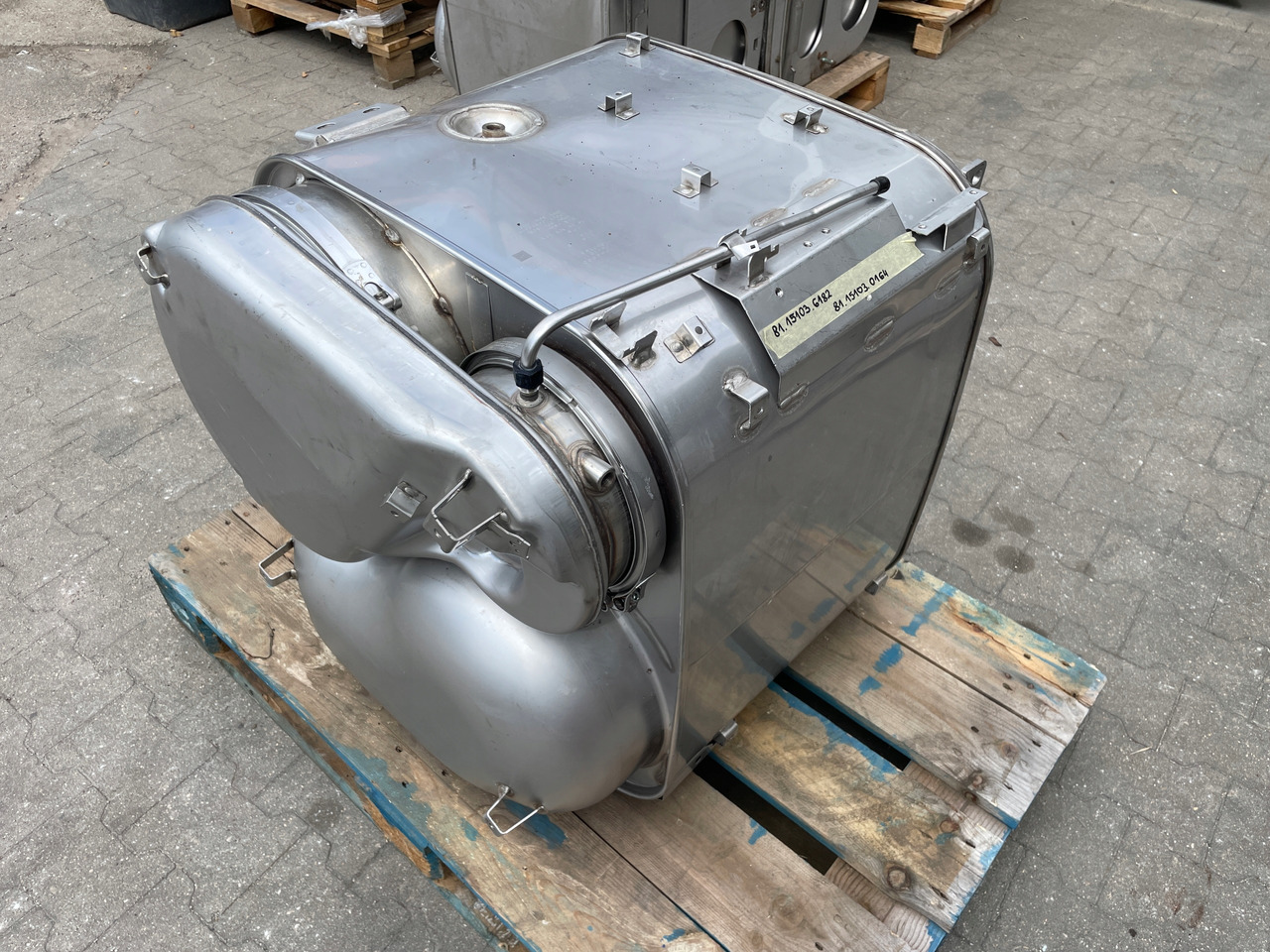 KATALIZATOR MAN TGX TGS EURO 6 DPF TŁUMIK WYDECH 81151036182 - Convertidor catalítico para Camión: foto 2 KATALIZATOR MAN TGX TGS EURO 6 DPF TŁUMIK WYDECH 81151036182 - Convertidor catalítico para Camión: foto 2