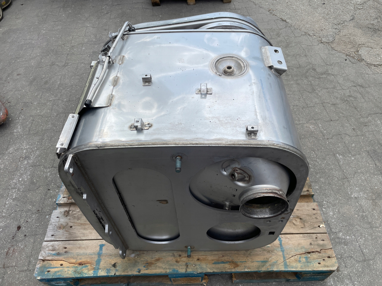 KATALIZATOR MAN TGX TGS EURO 6 DPF TŁUMIK WYDECH 81151036182 - Convertidor catalítico para Camión: foto 4 KATALIZATOR MAN TGX TGS EURO 6 DPF TŁUMIK WYDECH 81151036182 - Convertidor catalítico para Camión: foto 4