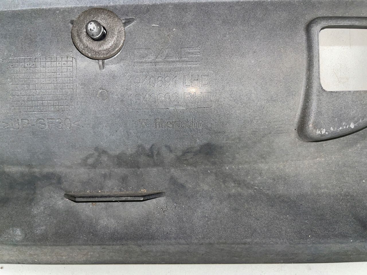 PODSZYBIE DAF MASKOWNICA OSŁONA DAF XF EURO 6 1940691 - Parabrisas para Camión: foto 4 PODSZYBIE DAF MASKOWNICA OSŁONA DAF XF EURO 6 1940691 - Parabrisas para Camión: foto 4