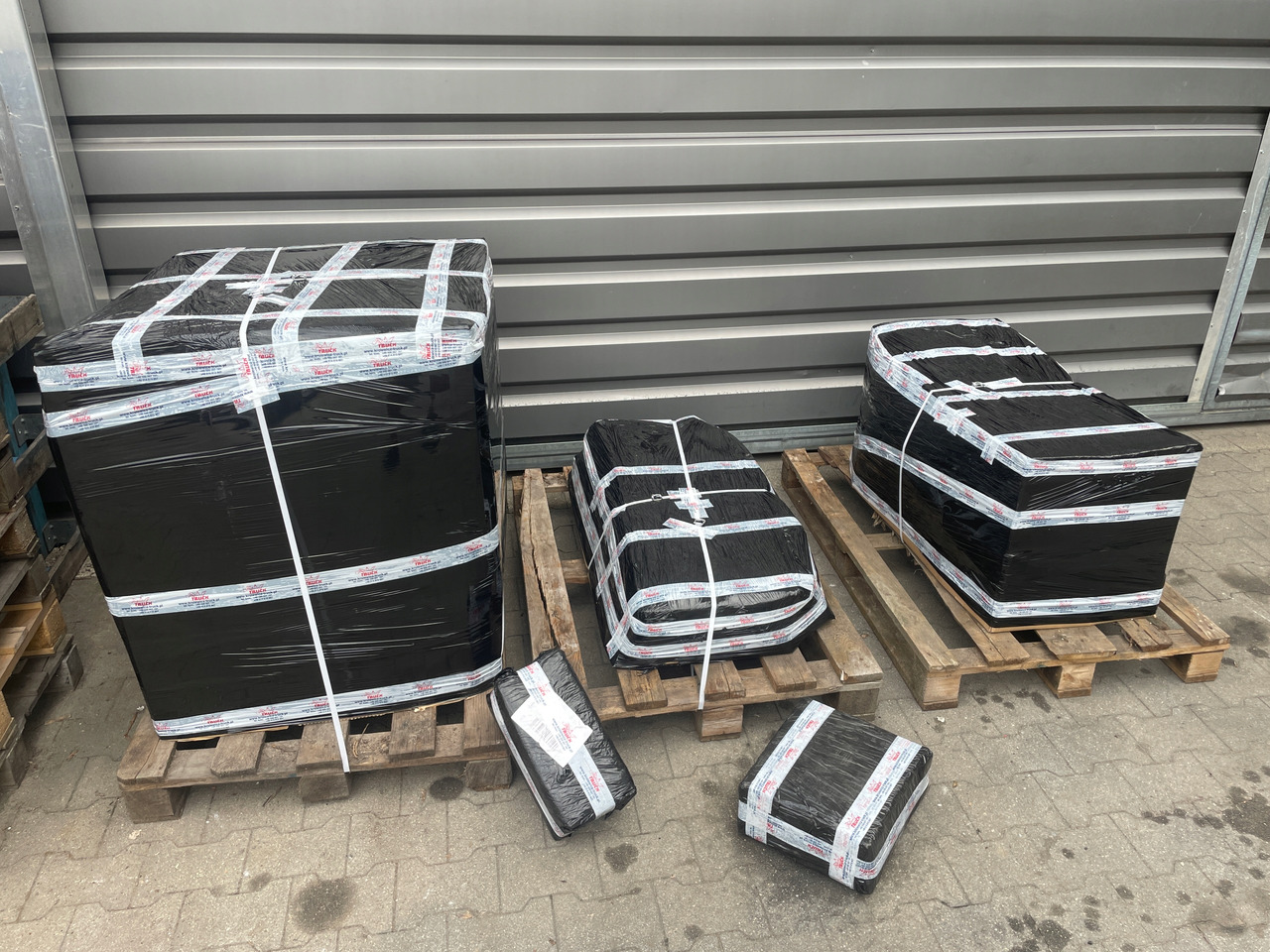 PRAWE ZAKOŃCZENIE ZDERZAKA MAN TGX TG3 MASKOWNICA 81416100988 - Parachoques para Camión: foto 4 PRAWE ZAKOŃCZENIE ZDERZAKA MAN TGX TG3 MASKOWNICA 81416100988 - Parachoques para Camión: foto 4